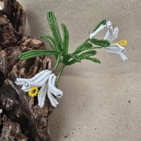 buket-hvide-blomster-groenne-blade-glas-perleblomster-french-beaded-flowers